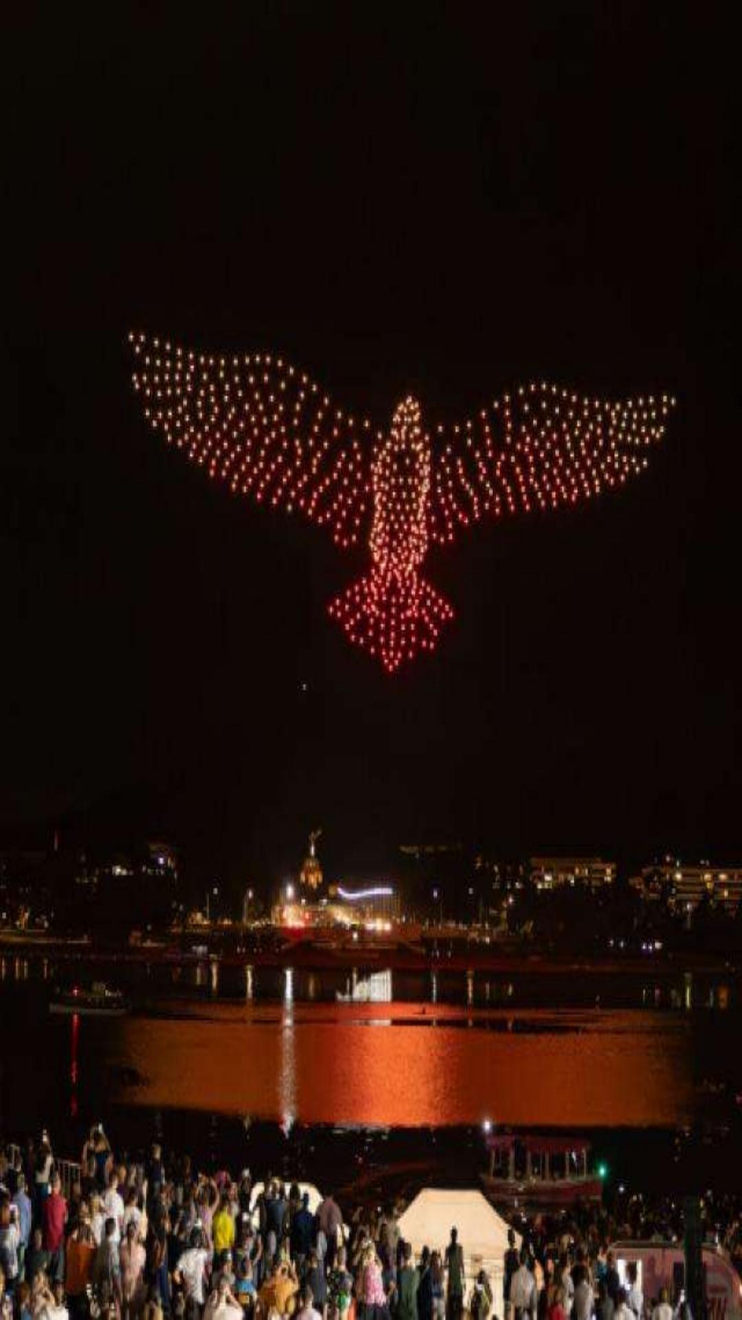 drone light show over spectators orange - UAV Septentrio-web_0(1)