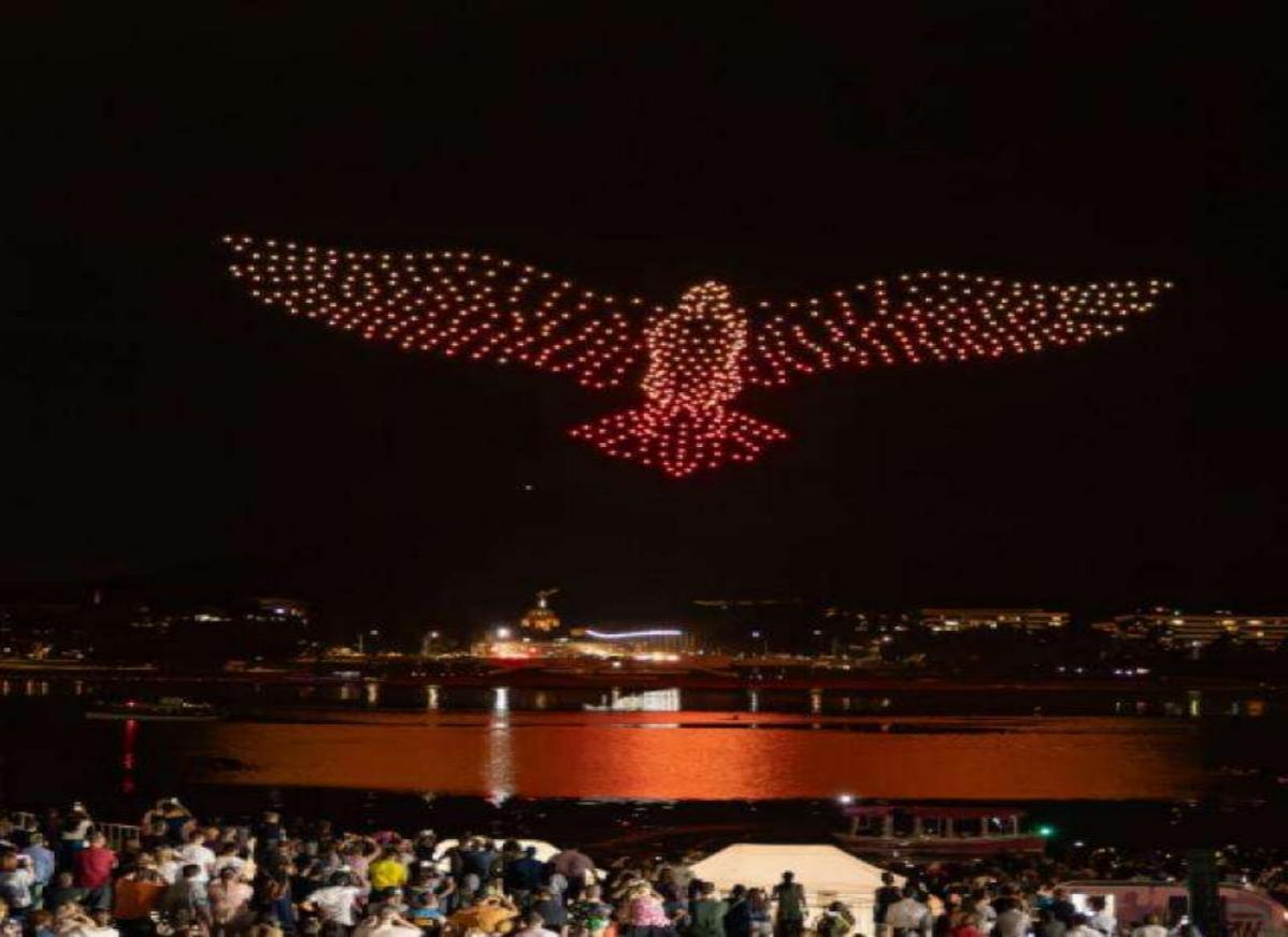 drone light show over spectators orange - UAV Septentrio-web_0(1)